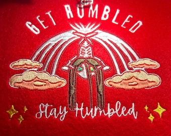 Bordado de anime chibi: arte inspirado en Ataque a los Titanes / Meme de anime The Rumbling: "Sé humilde y arrebatado".