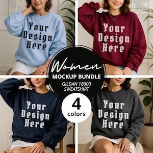 Può includere: Un pacchetto mockup di quattro felpe Gildan 18000 da donna in diversi colori: azzurro, bordeaux, blu navy e grigio antracite. Ogni felpa presenta il testo "Your Design Here" in un font stilizzato. L'immagine include anche il testo "Women Mockup Bundle" e "4 colori."