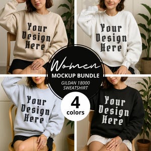 Può includere: Un pacchetto mockup di quattro felpe Gildan 18000 in beige, bianco, azzurro e nero. Ogni felpa ha il testo "Your Design Here" stampato sul davanti. L'immagine include anche il testo "Women MOCKUP BUNDLE" e "4 colori".