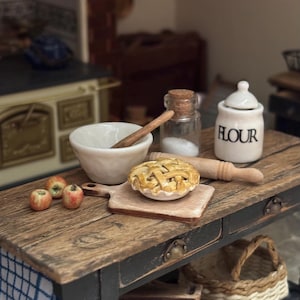 Miniatur 1:12 - Puppenhaus Küche Backpaket mit Apfelkuchen.