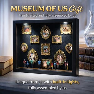 Może przedstawiać: Czarna skrzynka z wieloma zdjęciami w złotych ramkach i miniaturowymi figurkami. Tekst "MUSEUM OF US Gift" i "Handcrafted and fully assembled by us" są wyświetlane u góry. Na dole znajduje się tekst "Unique frames with built-in lights, fully assembled by us."