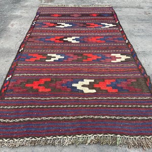 Alfombra Kilim Afgana Antigua: 1,06 m x 1,90 m, Lana Turcomana Roja para Entrada