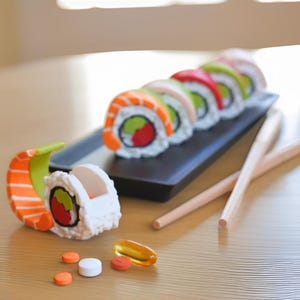 Pilulier Sushi - Pilulier hebdomadaire et organisateur au design sushi - Avec stylo en forme de baguettes - Imprimé en 3D