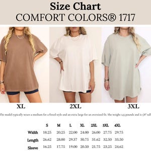 以下が含まれることがあります： Comfort Colors 1717 Tシャツのサイズチャート。ブラウン、ホワイト、ライトグリーンのTシャツを着用した3人のモデルがXL、2XL、3XLサイズで並んでいます。Sから4XLまでの幅、丈、袖の測定値がインチ単位で記載された表が含まれています。