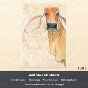 Puede incluir: Una ilustración de acuarela de una vaca marrón y blanca con orejas grandes. La vaca está mirando directamente al espectador. El fondo es de color marrón claro. "Wild Alive Art Sticker" está impreso en la parte inferior de la imagen.  Colores brillantes ~ Alto brillo ~ Resistente al agua ~ Lavable a mano del arte multimedia de Kim Meyer. 1681