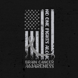 Puede incluir: Una cinta gris con un diseño de bandera estadounidense desgastado. El texto "No One Fights Alone" y "Brain Cancer Awareness" está impreso debajo de la bandera.