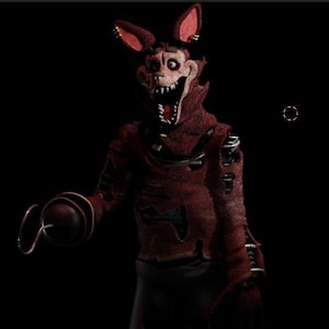 Op de afbeelding: Een rode animatronic karakter met een dreigende uitdrukking, scherpe tanden en een haak in plaats van een hand. Het karakter heeft versleten kleding en zichtbare mechanische componenten, tegen een donkere achtergrond.