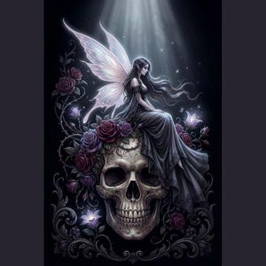 Könnte beinhalten: Digitale Kunst einer Fee mit durchscheinenden Flügeln, in einem dunklen Kleid, die auf einem mit Rosen geschmückten Schädel sitzt. Das Kunstwerk hat einen dunklen Hintergrund mit einem Spotlight-Effekt, der die Fee und den Schädel hervorhebt.