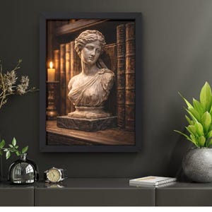 Könnte beinhalten: Ein gerahmter Druck mit einer klassischen Büste einer Frau, vor dem Hintergrund antiker Bücher und einer brennenden Kerze. Das Kunstwerk wird in einem schwarzen Rahmen präsentiert, was eine Vintage-Ästhetik erzeugt. Die Büste ist hellbeige.
