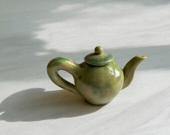 Mini groene keramische theepot sculptuur