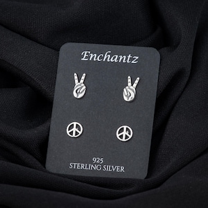 Solid 925 Sterling Silver Peace Hand Sign Stud Earrings for Children Woman, Tiny Peace Symbol Earrings, Birthday Gift, Dainty Minimalist