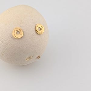 Filigrane Goldohrstecker verflochtene Ringe, handgeschmiedet, zart schimmernd,  Gold 18kt, leicht und angenehm