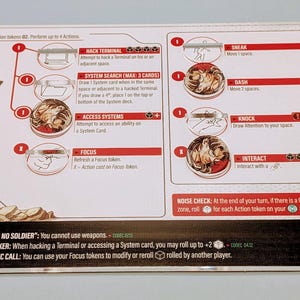 Op de afbeelding: Een rood-witte bordspelkaart met een karakterillustratie, spelstatistieken en instructies voor het spelen van het spel. De kaart bevat de tekst "OTACON HAL EMMERICH" en "ADV STEALTH CAMOUFLAGE".