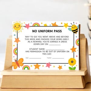 Puede incluir: Una colorida tarjeta de "Pase sin uniforme" con un sol sonriente, estrellas y una abeja. La tarjeta dice "¡Bien hecho!" y otorga permiso para un día sin uniforme. Incluye espacio para el nombre del estudiante, la fecha y el profesor.