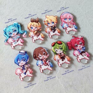 Op de afbeelding: Acht acryl bedels met chibi-personages op kleine witte paarden. De personages zijn Miku (65,4 mm), Rin (64,6 mm), Len (64 mm), Luka (59,6 mm), Kaito (64,2 mm), Meiko (64,2 mm), Gumi (60,9 mm) en Teto (64,7 mm) met geprinte hoogtematen.