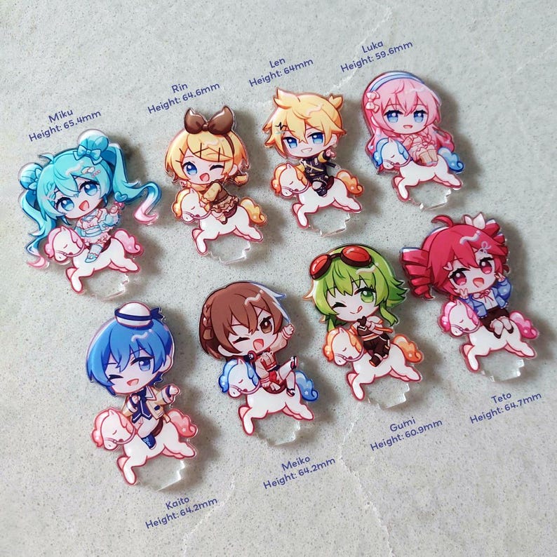 Op de afbeelding: Acht acryl bedels met chibi-personages op kleine witte paarden. De personages zijn Miku (65,4 mm), Rin (64,6 mm), Len (64 mm), Luka (59,6 mm), Kaito (64,2 mm), Meiko (64,2 mm), Gumi (60,9 mm) en Teto (64,7 mm) met geprinte hoogtematen.