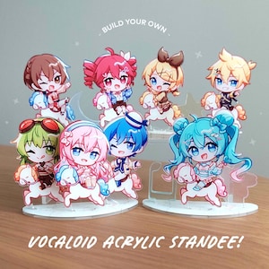 Op de afbeelding: Een verzameling van acht acryl standaards in chibi-stijl met verschillende personages op kleine witte paarden. De figuren zijn op twee ronde voetstukken geplaatst. De tekst bovenaan is BUILD YOUR OWN en onderaan VOCALOID ACRYLIC STANDEE!
