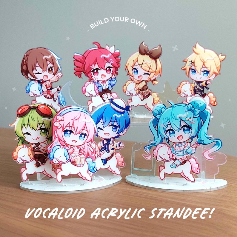 Op de afbeelding: Een verzameling van acht acryl standaards in chibi-stijl met verschillende personages op kleine witte paarden. De figuren zijn op twee ronde voetstukken geplaatst. De tekst bovenaan is BUILD YOUR OWN en onderaan VOCALOID ACRYLIC STANDEE!