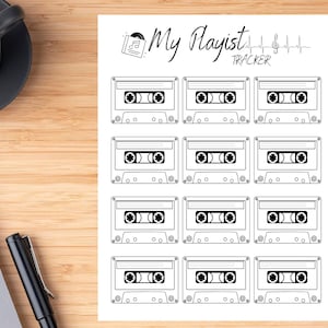 Puede incluir: Una hoja imprimible con una ilustración en blanco y negro de 12 cintas de cassette. La hoja tiene el texto "My Playlist Tracker" en la parte superior.
