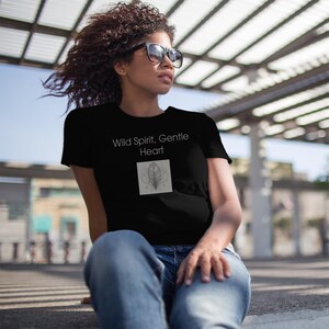 Frauen Selbstausdruck T-Shirt - Feder Design - Premium Identitätserklärung Shirt für Sie
