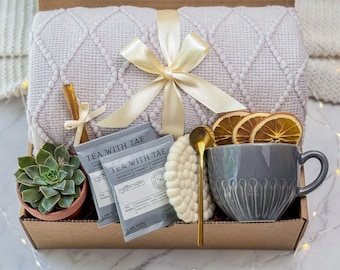 Luxury Housewarming Gift Box with Blanket, New Apartment Gift, Personalized Gift for New Home Owners, Neighbor Gift, Live Succulent Gift Box