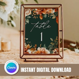 Könnte beinhalten: Ein kupferfarbener Rahmen mit grünem Hintergrund und floralem Design. Der Text "Tisch 1" ist in Weiß auf dem Rahmen geschrieben.