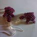 Boucle d'oreilles tortues micro macramé bordeaux