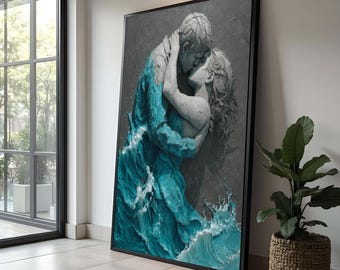 Può includere: Un'opera d'arte incorniciata raffigura una coppia che si abbraccia, le loro forme si fondono con acqua turchese e onde bianche. Le figure sono rese con una texture grigia, simile alla pietra, creando un contrasto con gli elementi acquatici dinamici.