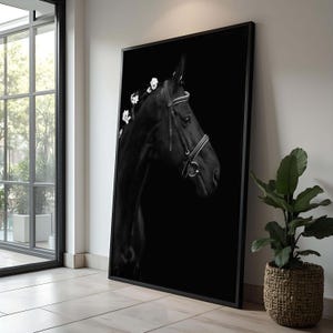 Schwarzes Pferd Portrait Wandkunst | Elegantes Pferdemotiv Geschenk für Pferdeliebhaber | Blumen Dekor | Moderne Schwarz & Weiß Tierkunst
