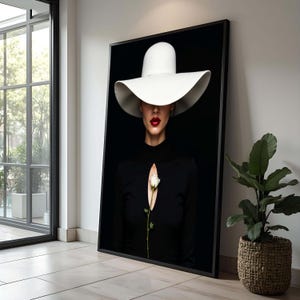 Impresión en lienzo de una elegante mujer con sombrero blanco: arte mural minimalista de moda