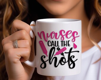 Caneca engraçada &quot;Enfermeiros dão as cartas&quot;; Caneca fofa com seringa para café para amigos enfermeiros; Presente humorístico de enfermagem para profissionais de saúde