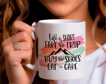 Het leven is kort: ga op reis; Koop de schoenen; Eet de taart; Inspirerende mok met reiscitaat; Avontuurlijke koffiekop cadeau