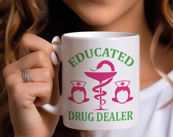 Caneca Educada de Traficante de Drogas; Presente Engraçado de Farmacêutico; Copo de Humor Médico; Presente de Formatura de Estudante de Farmácia; Caneca de Café de Trabalhador da Saúde