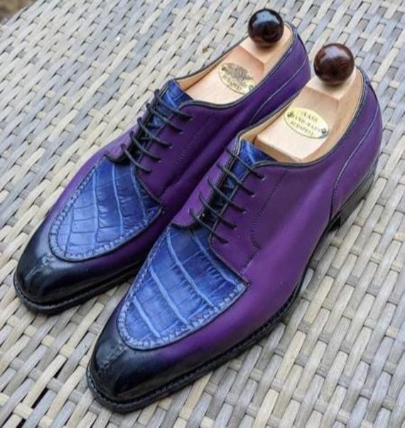 Zapatos de piel de cocodrilo azul y morado con textura y cordones