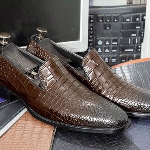 Zapatos de piel de cocodrilo hechos a mano, mocasines de piel de cocodrilo con textura, negros, de punta redonda, para vestir, formales, sin cordones, para hombre.