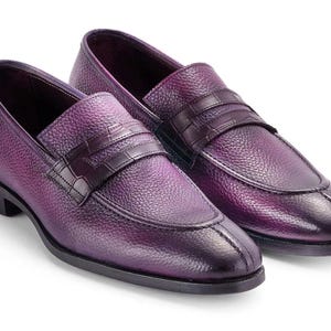 Handgefertigte maßgeschneiderte Schuhe | Alligator texturierte Lederschuhe | Lila Slip on Loafers für Männer