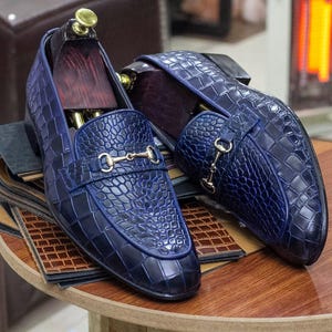 Mocasines de piel de caimán hechos a mano, con textura de cocodrilo, negros, con punta redonda, para vestir y formales, para hombre.