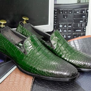Mocasines de piel de caimán hechos a mano, con textura de cocodrilo, negros, con punta redonda, para vestir y formales, para hombre.