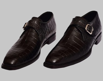 Sapatos Monk Masculinos Feitos à Mão em Couro Marrom com Textura de Crocodilo | Sapatos Sociais Formais com Fivela e Estampa de Jacaré | Presente Personalizado para Ele