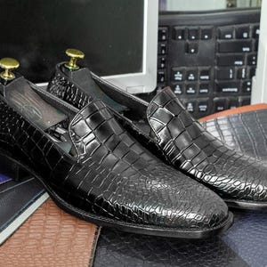 Zapatos de piel de cocodrilo hechos a mano, mocasines de piel de cocodrilo con textura, negros, de punta redonda, para vestir, formales, sin cordones, para hombre.