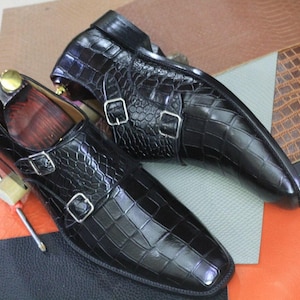 Zapatos de piel con doble hebilla y textura de cocodrilo negro a medida, clásicos y elegantes para hombre.