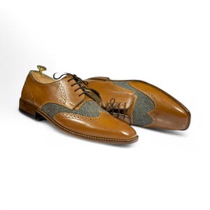 Handgefertigte Herren-Tönen-Wingtip-Oxford-Schuhe, zweifarbige Rindsleder- & Tweed-Kleidschuhe, Brogue-Stil für formelle Schuhe.