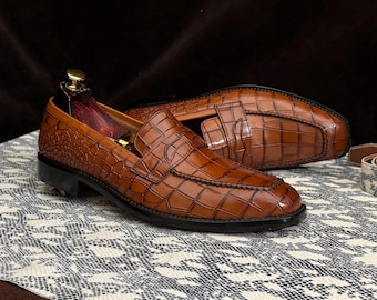 Handgemaakte rundleren penny loaferschoenen met alligatorstructuur voor heren - Goodyear welted, aanpasbaar ambachtelijk schoeisel voor een verfijnde stijl.