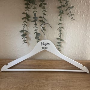Gepersonaliseerde bruiloft hangers, bruids hanger, bruidsmeisjes hanger, MOH hangers, bloemenmeisje hangers, perfecte cadeaus voor bruidsfeest