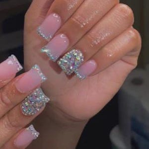 Korta, eleganta, mjukrosa, blingfärgade French Tips-pressnaglar med strass, robusta, lösnaglar, återanvändbara
