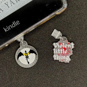 Op de vierde vleugel geïnspireerde Kindle-bedels – leesgrage accessoires voor fantasyfans