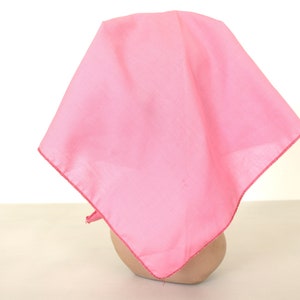 Bufanda de cabeza rosa pañuelo sombrero Bandana acolchado turbante abrigo Jackie O Vintage 1960s imagen 3