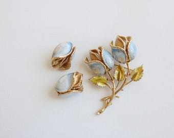 Conjunto vintage de broche de flor de esmalte azul y pendientes de clip.