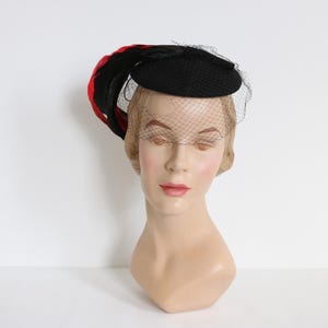 Vintage Black Feather Small Fascinator Hat with Veil Vintage Hat Womens Hat Wedding Bridal Headpiece Cocktail Hat Tea Party Hat Retro MCM