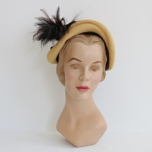 Vintage 1940s Tan Feather Cloche Hat Small Wool Hat Women&#39;s Hat  Headpiece Cocktail Hat Tea Party Hat
